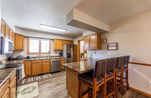 Battle Lake Casa | Spacious 5-bedroom house on Deer Lake, with Amazing Sunsets and View of the Lake