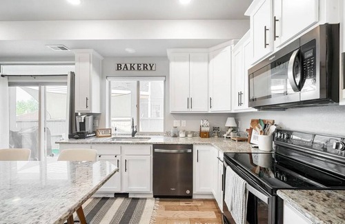 The Meadows Casa | Spacious 5-bedroom house in charming Castle Rock with AC, WiFi, fitness area