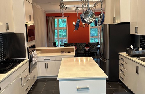 Chapel Hill Casa | Spacious 5-bedroom house in fantastic Chapel Hill on 2.5 acres w/ WiFi, AC, deck