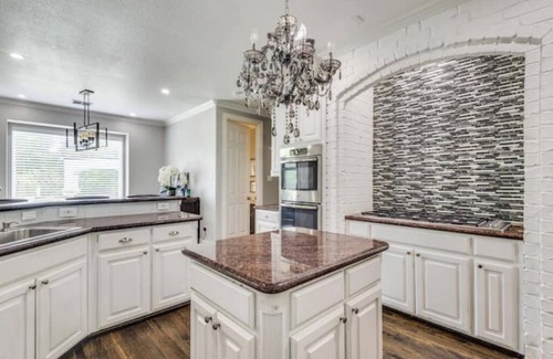 Flower Mound Casa | Spacious 5-bedroom house with AC. House located near lake in Flower Mound.