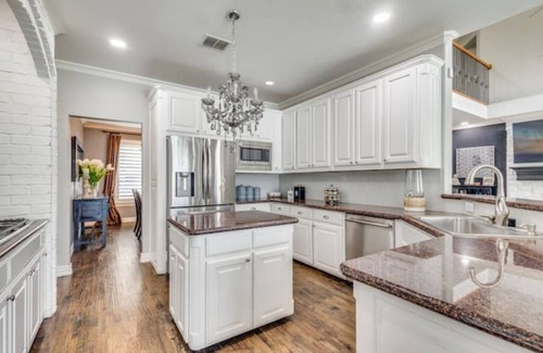 Flower Mound Casa | Spacious 5-bedroom house with AC. House located near lake in Flower Mound.