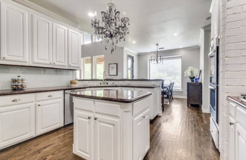 Flower Mound Casa | Spacious 5-bedroom house with AC. House located near lake in Flower Mound.
