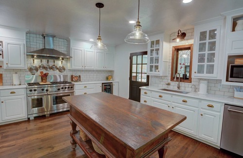 Gainesville Casa | Spacious 5-bedroom Lake Lanier home with Boathouse, WiFi & Whole House Generator