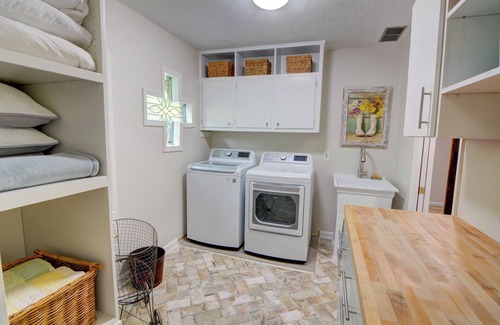 Gainesville Casa | Spacious 5-bedroom Lake Lanier home with Boathouse, WiFi & Whole House Generator