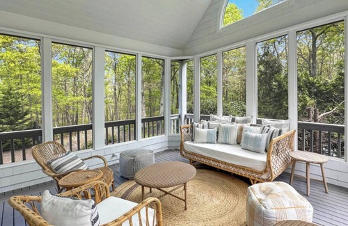 Hampton Bays Casa | Spacious 5-bedroom house with Pool, Sauna. Large Yard and 5mins to beach,