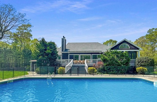 Hampton Bays Casa | Spacious 5-bedroom house with Pool, Sauna. Large Yard and 5mins to beach,