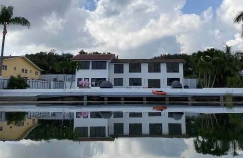 Miami Gardens Casa | Spacious 5-bedroom house with WiFi, fitness room in brilliant Miami Gardens