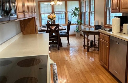 East Bloomington Casa | Spacious 5-bedroom house in pleasant Bloomington MN with AC