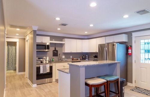 Highland City Casa | "Spacious 5-Bedroom Home with Versatile Living Areas and Private Pool