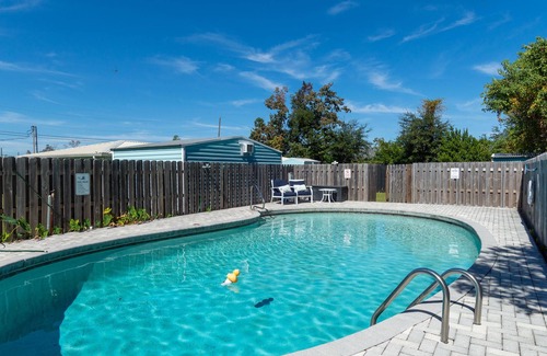 Highland City Casa | "Spacious 5-Bedroom Home with Versatile Living Areas and Private Pool