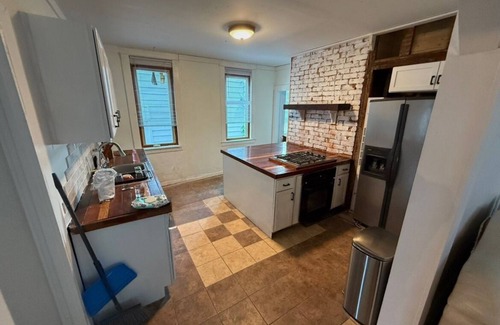 Parkersburg Casa | Spacious 5-bedroom house in charming Parkersburg with WiFi, AC