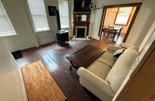Parkersburg Casa | Spacious 5-bedroom house in charming Parkersburg with WiFi, AC