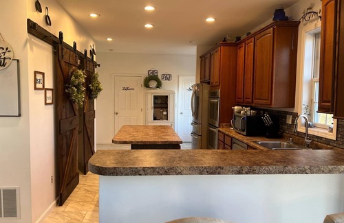Williamstown Casa | Spacious 5-bedroom country home in serene Williamstown near the Ark and lake