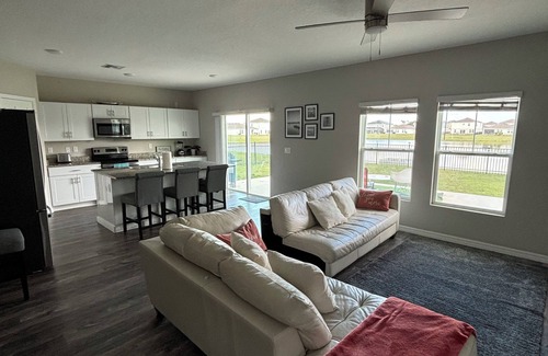 Winter Haven Casa | Spacious 5-bedroom house in lovely Winter Haven with a stunning lake view.