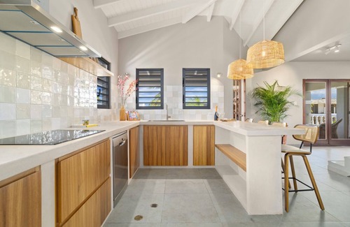 Belnem Casa | Spacious 5-bedroom villa on Bonaire with private pool, ocean view rooftop terrace, tropical garden, near top kitesurfing & diving spots. Sleeps 10 persons.