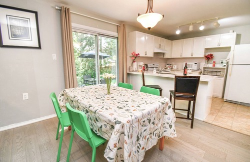Alcona Cabaña | Spacious 5-Bedroom Vacation Home Near Lake Simcoe – Perfect for Family Gathering