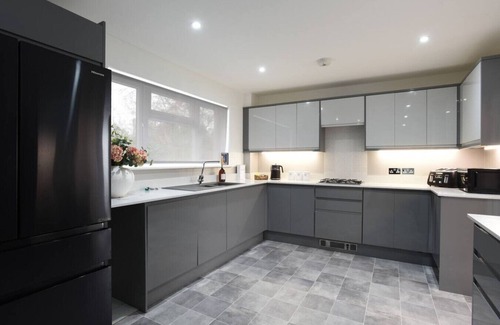 Cowplain Apartamento | Spacious 5 Bedroom w/Hot Tub | Waterlooville`s Gem