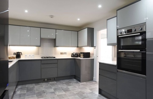 Cowplain Apartamento | Spacious 5 Bedroom w/Hot Tub | Waterlooville`s Gem