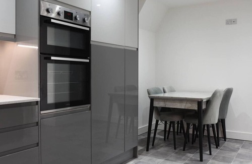Cowplain Apartamento | Spacious 5 Bedroom w/Hot Tub | Waterlooville`s Gem