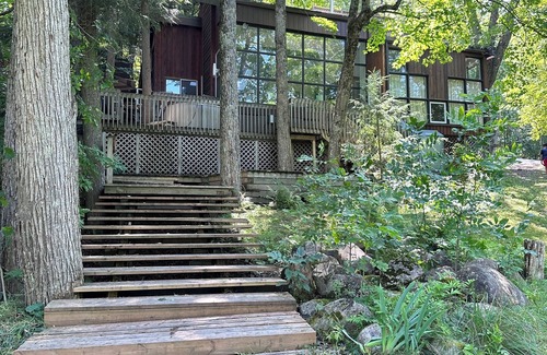 Utterson Cabaña | Spacious 5 bedroom waterfront cottage. Billiard, TV, 3 kayaks, fishing, swimming