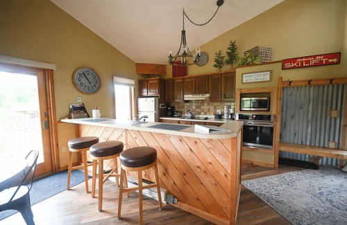 Mancelona Condominio | Spacious 5 beds,2 full baths Golf, ski, Sleeps 6, KING bed, Wi-Fi close to Lakes