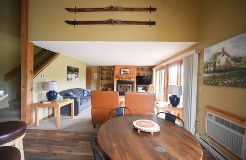 Mancelona Condominio | Spacious 5 beds,2 full baths Golf, ski, Sleeps 6, KING bed, Wi-Fi close to Lakes