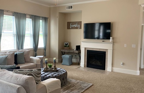Villa Rica Casa | SPACIOUS 5 BESROOM 4 BATH HOME WITH MOVIE ROOM