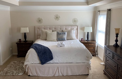 Villa Rica Casa | SPACIOUS 5 BESROOM 4 BATH HOME WITH MOVIE ROOM