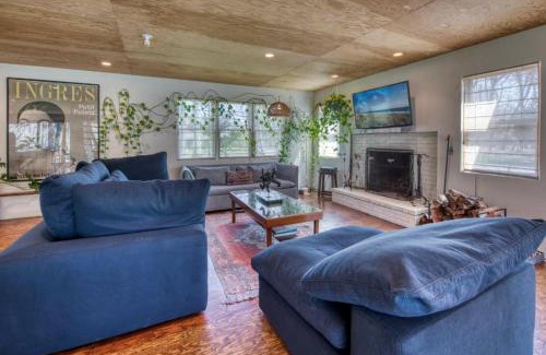Springs Casa | Spacious 5-BR 4-Bath Pool in East Hamptons