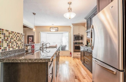 East Kootenay Casa | SPACIOUS 5 Br + 5 Br | Private HEATED Pool & Hot Tub | 1-minute WALK to Beach