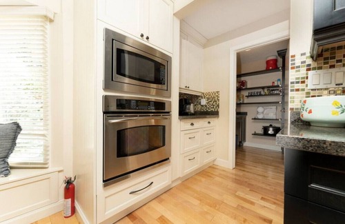 East Kootenay Casa | SPACIOUS 5 Br + 5 Br | Private HEATED Pool & Hot Tub | 1-minute WALK to Beach