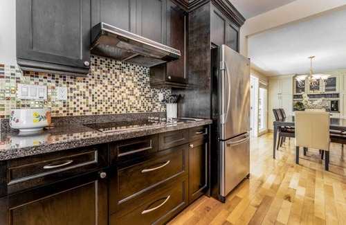 East Kootenay Casa | SPACIOUS 5 Br + 5 Br | Private HEATED Pool & Hot Tub | 1-minute WALK to Beach