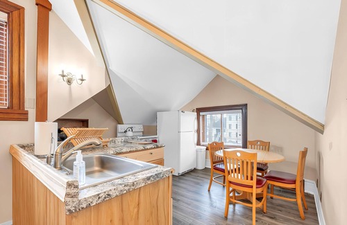 Detroit Casa | Spacious 5 BR house in the Historic Virginia Park District of Midtown Detroit.