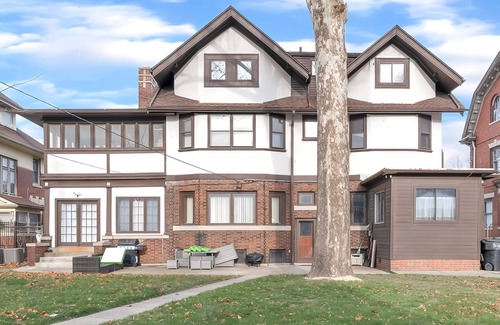 Detroit Casa | Spacious 5 BR house in the Historic Virginia Park District of Midtown Detroit.