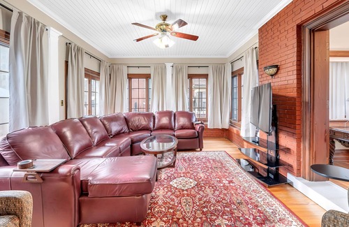 Detroit Casa | Spacious 5 BR house in the Historic Virginia Park District of Midtown Detroit.