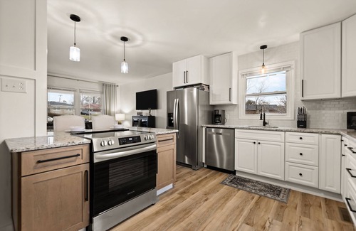 Lexington Casa | Spacious 5-BR House w/ WiFi, Theater, Laundry, Fully Stocked Kitchen, & Patio