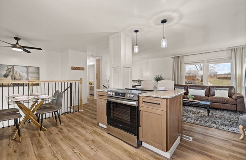 Lexington Casa | Spacious 5-BR House w/ WiFi, Theater, Laundry, Fully Stocked Kitchen, & Patio