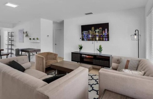 Driftwood Casa | Spacious 5 BRS House with Private Pool & Game Room
