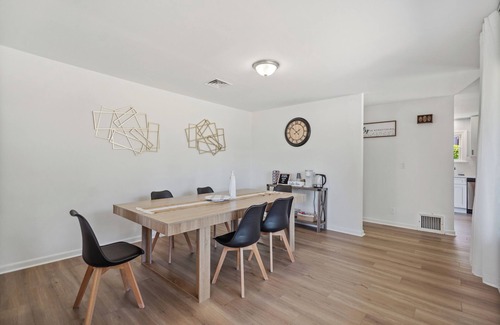 SeaTac Casa | Spacious 5B2B home 5 min to airport with AC, Game Room, Sleeps 16