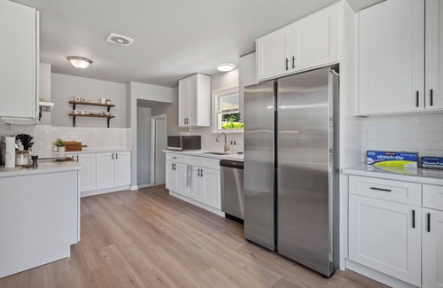 SeaTac Casa | Spacious 5B2B home 5 min to airport with AC, Game Room, Sleeps 16