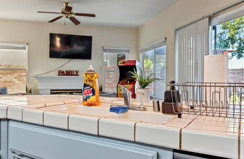 Elk Grove Casa | Spacious 5BD 3BR Home with Pool table & Air hockey table in Safe Neighborhood