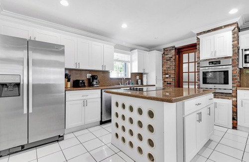 El Portal Casa | Spacious 5BR/2BA Home in FL with Pool!