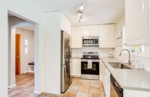 Golden Casa | Spacious 5BR Golden House with Large Communal Backyard with BBQ & Games