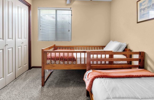 Des Moines Casa | Spacious 5BR Haven with Deck & Garage for Ultimate