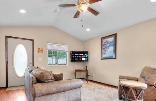 Des Moines Casa | Spacious 5BR Haven with Deck & Garage for Ultimate