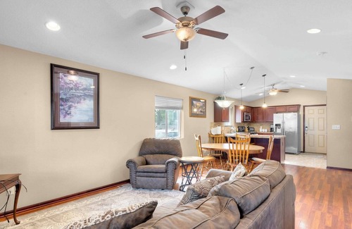 Des Moines Casa | Spacious 5BR Haven with Deck & Garage for Ultimate