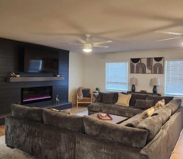 Augusta Casa | Spacious 5BR Home - Fireplace - 7 Min Augusta Natl