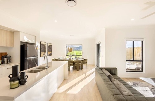 Sunnybank Casa | Spacious 5BR Home in Heart of Sunnybank |Sleeps 10