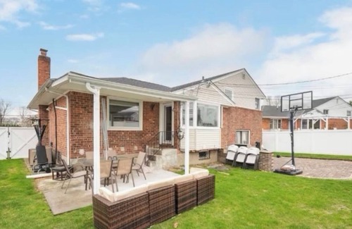 Syosset Casa | Spacious 5BR Home Sleeps 10 Near NYC & Long Island Beaches