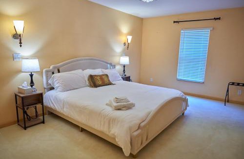 Cuddebackville Casa | Spacious 5BR, Home Theater, Full Kitchen, Near Wineries